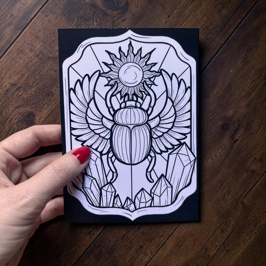 Carte postale à colorier. Scarabée mystique. Illustration gothique à personnaliser. Format A6