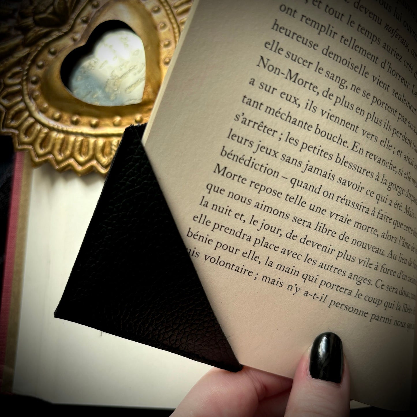 Nuit Bleue. Marque page coin de livre.