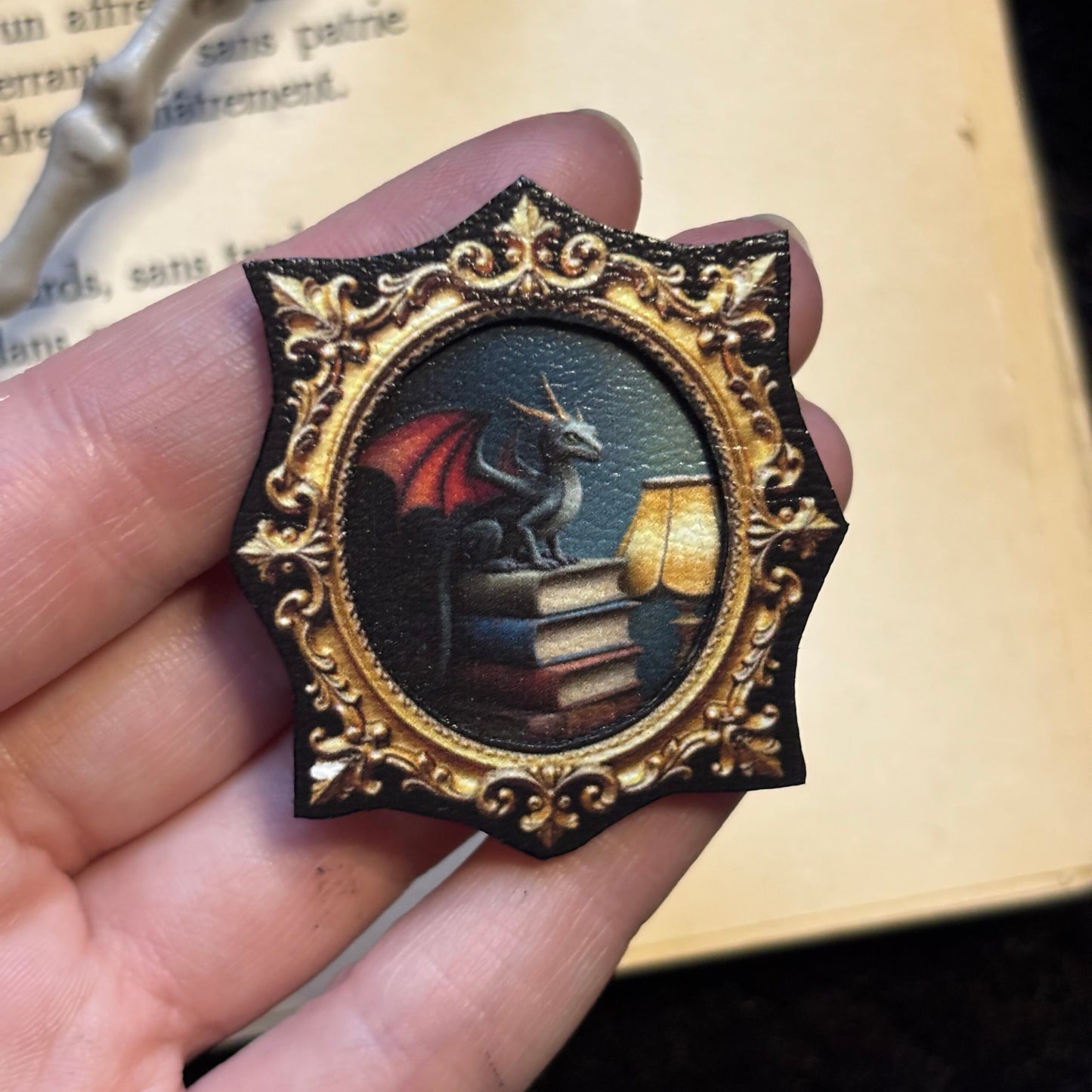 Broche. Le dragon écrivain