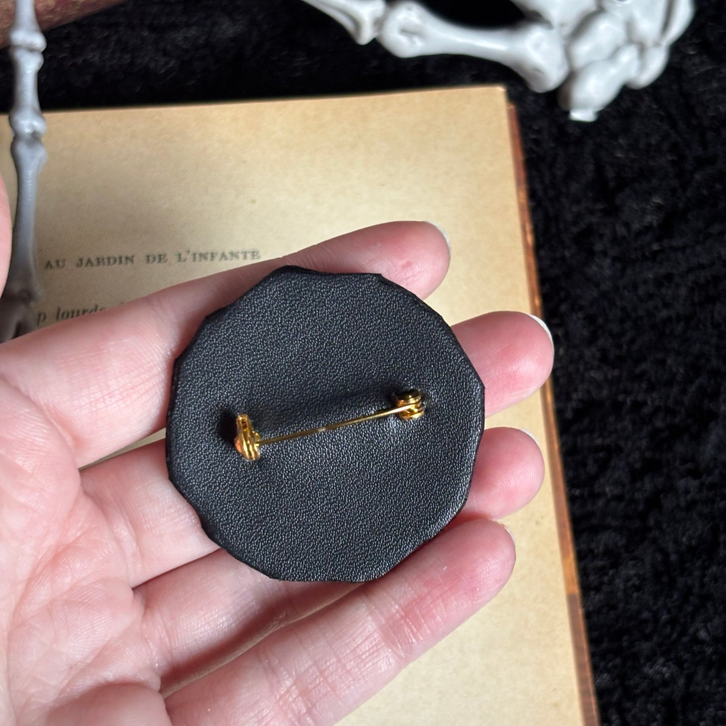 Broche. La pleureuse