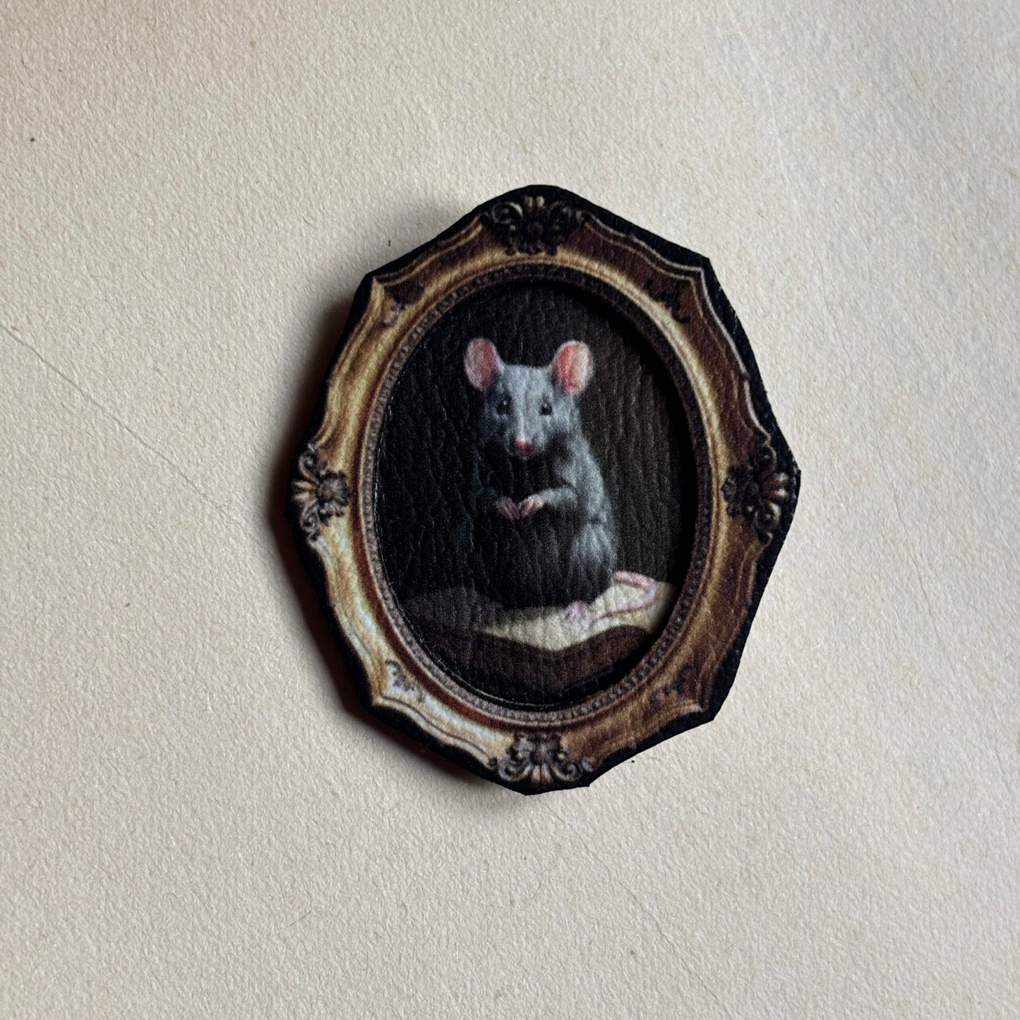 Broche. Rat de Bibliothèque