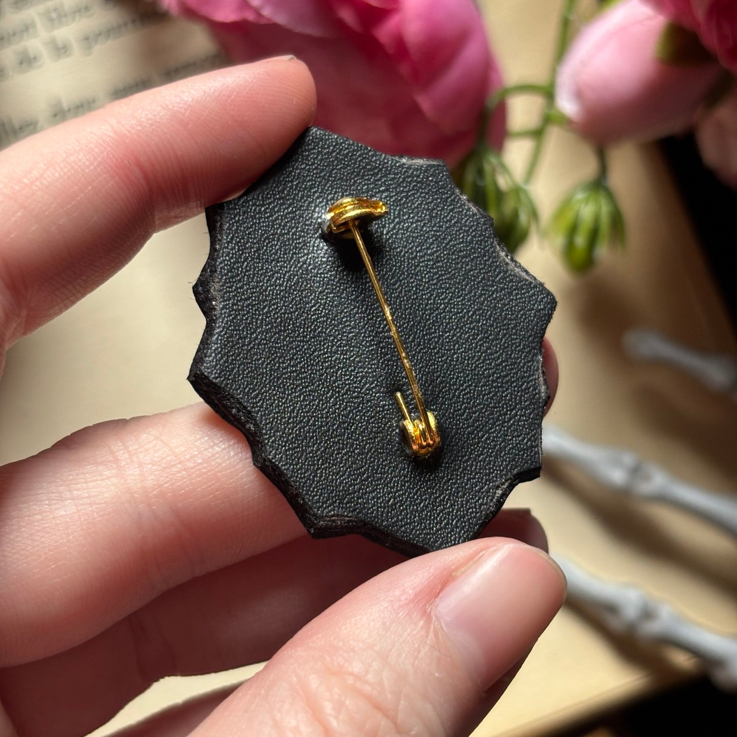 Broche. Une nuit sous les cerisiers