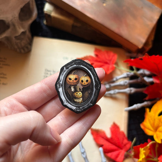 Broche. Portrait de famille citrouille