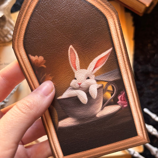 Tea time. Marque Page lapin blanc dans sa tasse de thé