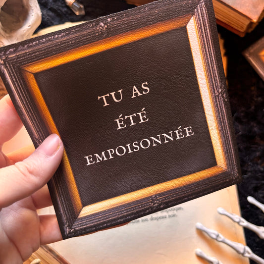 Sous-tasse gothique en simili cuir « Tu as été empoisonnée »