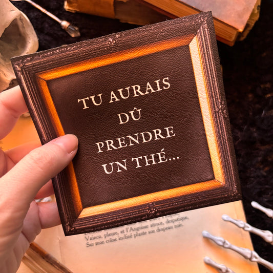 Sous-tasse gothique en simili cuir « Tu aurais dû prendre un thé... »