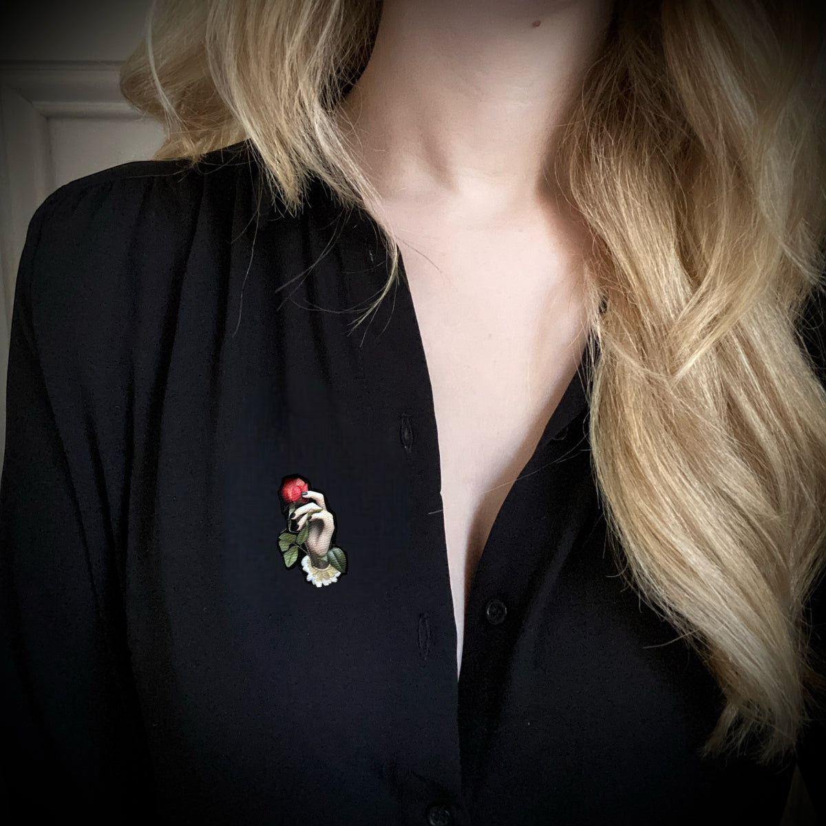Pin's. Main Victorienne.