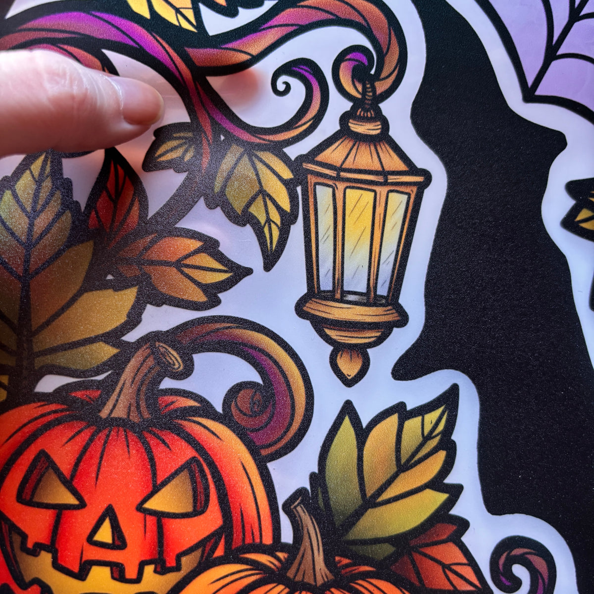 Nuit d’octobre. Stickers fenêtre vitrail. Citrouilles & toile d’araignée. Décoration repositionnable à découper