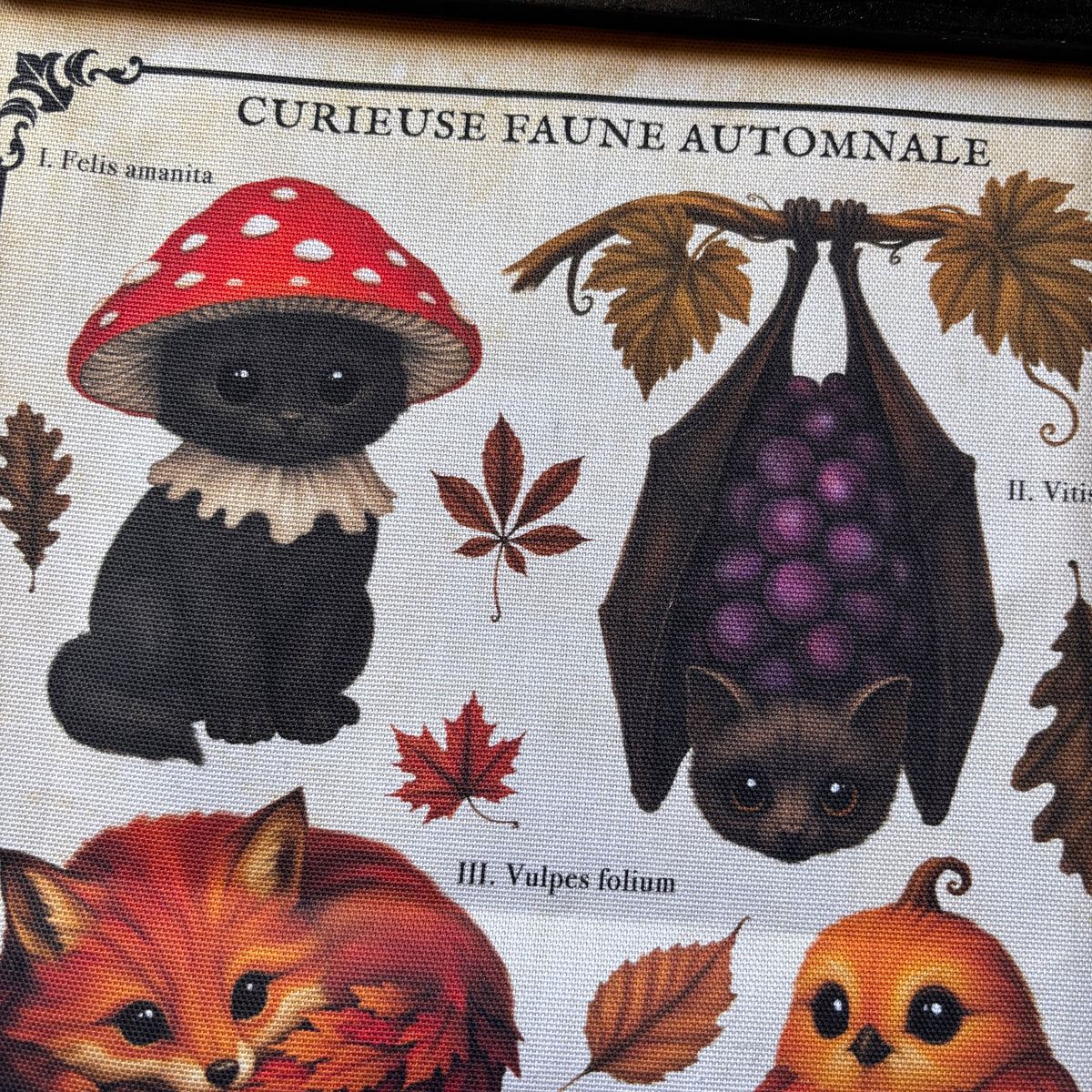Poster tissu Curieuse Faune Automnale. Décoration murale botanique dark academia. Largeur 28 cm