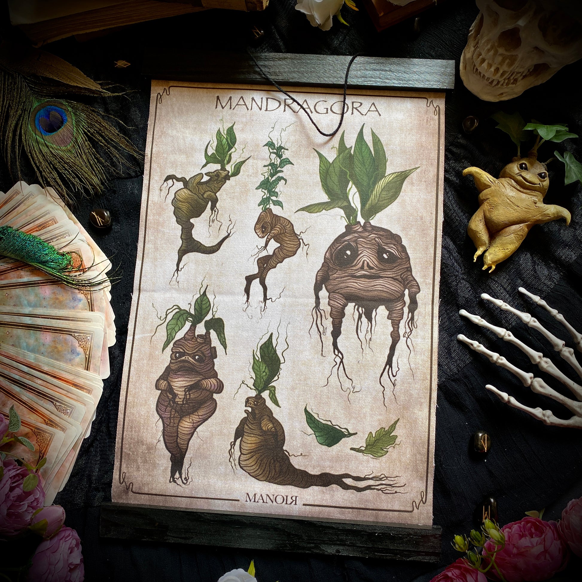 Mandragora. Poster en tissu et bois de pin. Largeur 28 cm