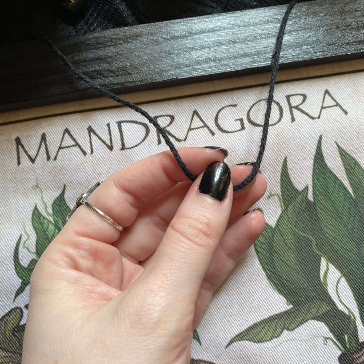 Mandragora. Poster en tissu et bois de pin. Largeur 28 cm