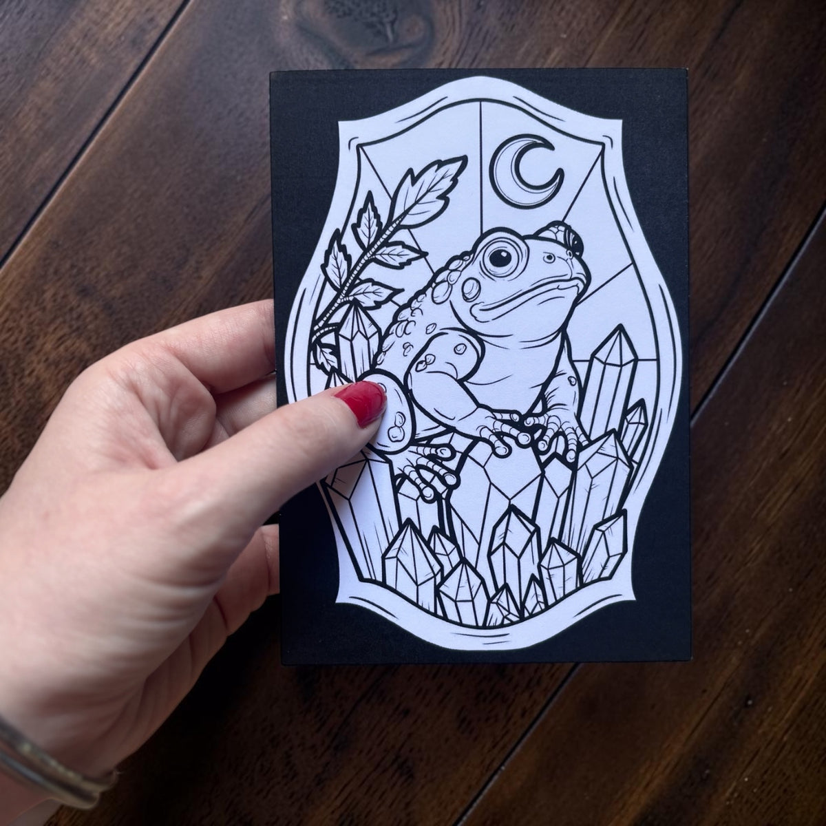 Carte postale à colorier. Grenouille magique. Illustration gothique à personnaliser. Format A6