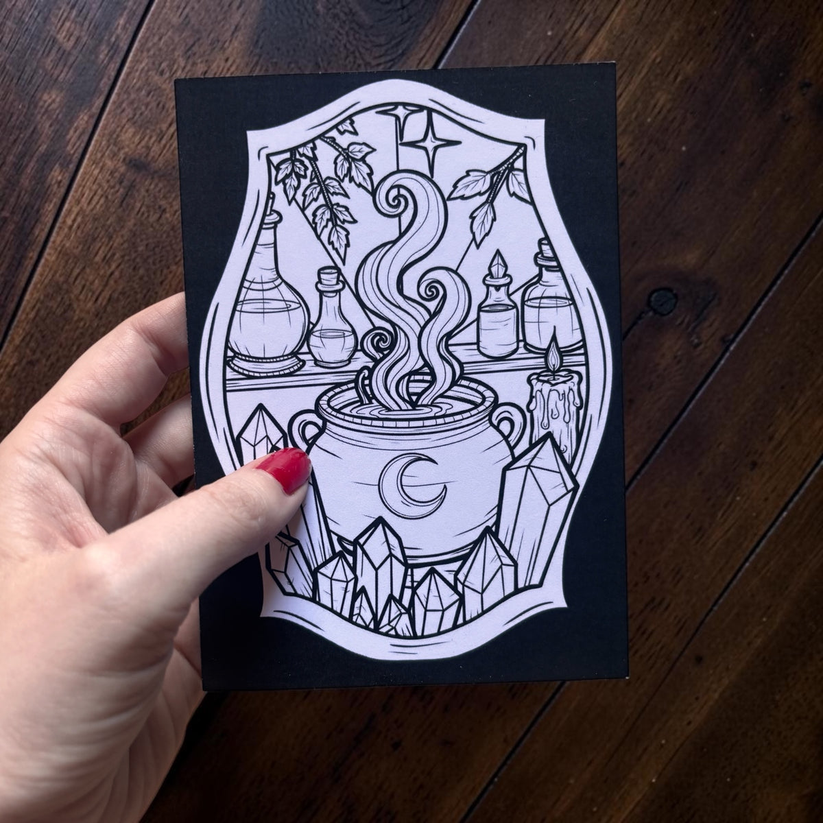 Carte postale à colorier. Chaudron de sorcière. Illustration gothique à personnaliser. Format A6