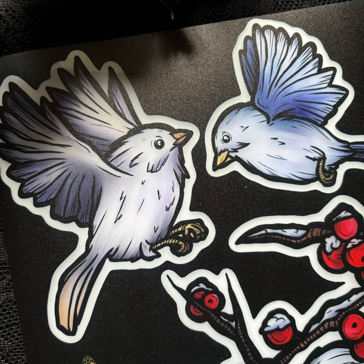 Un chant dans la neige. Stickers repositionnables. A4 à découper. Oiseaux d’hiver et branches de baies rouges
