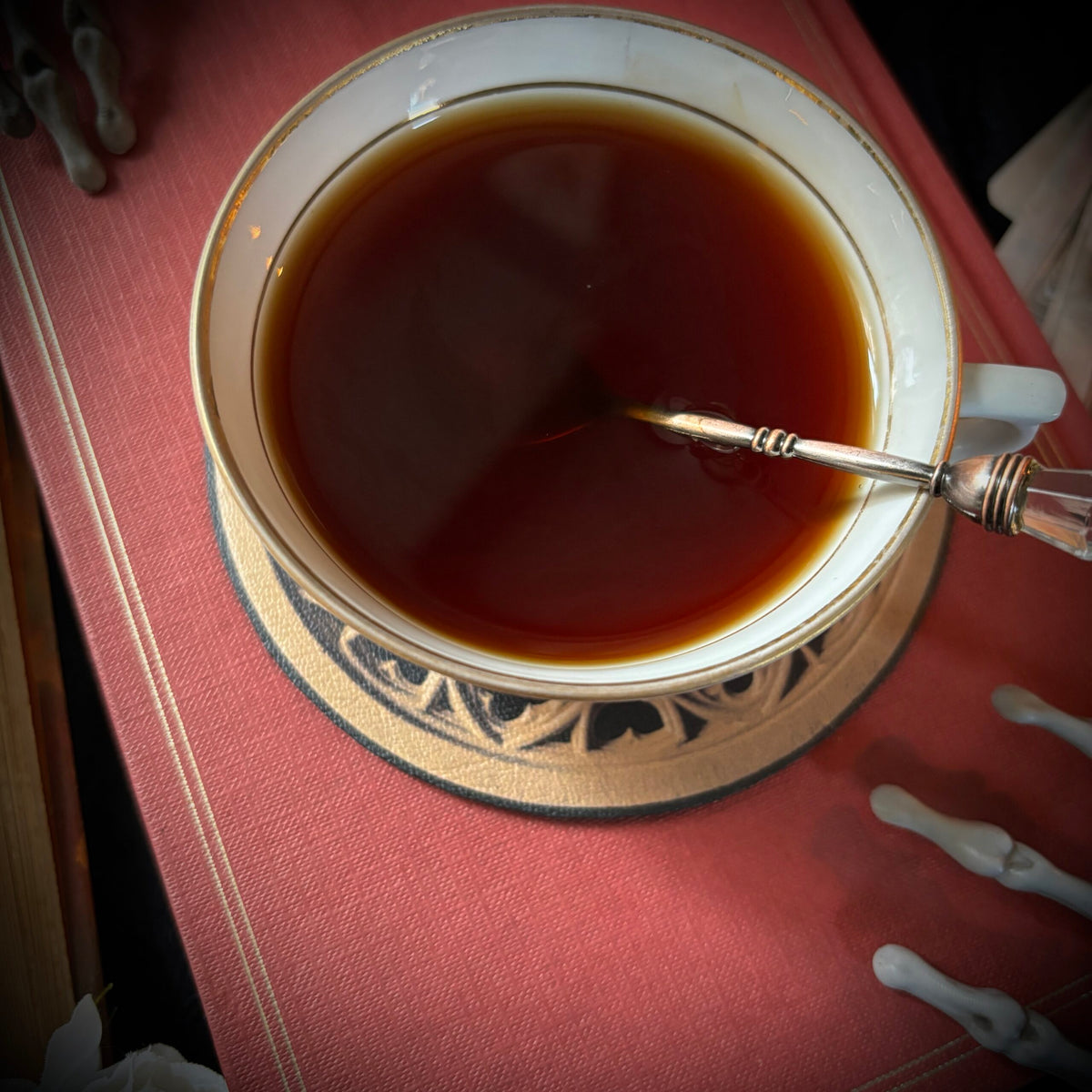 Sous tasse. Dans la cathédrale.