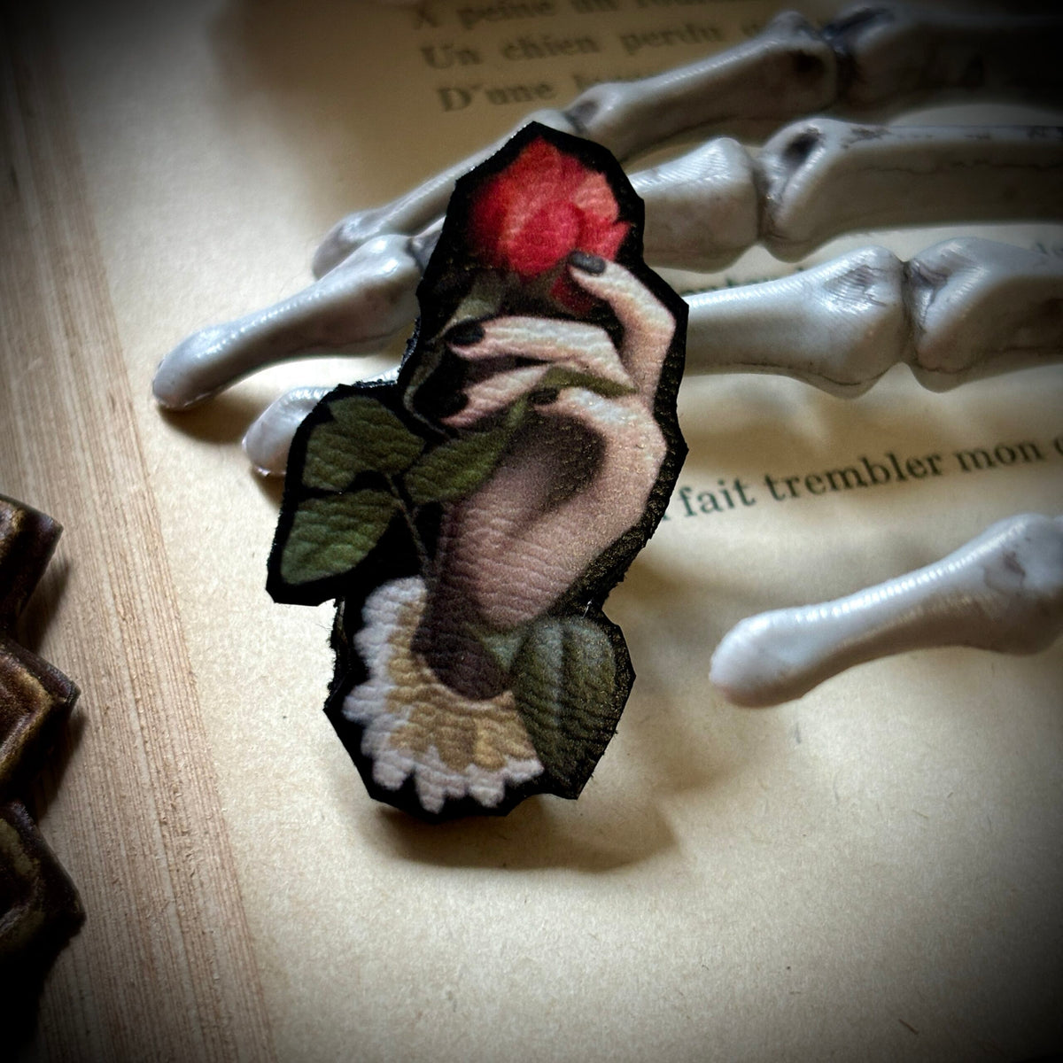 Pin's. Main Victorienne.