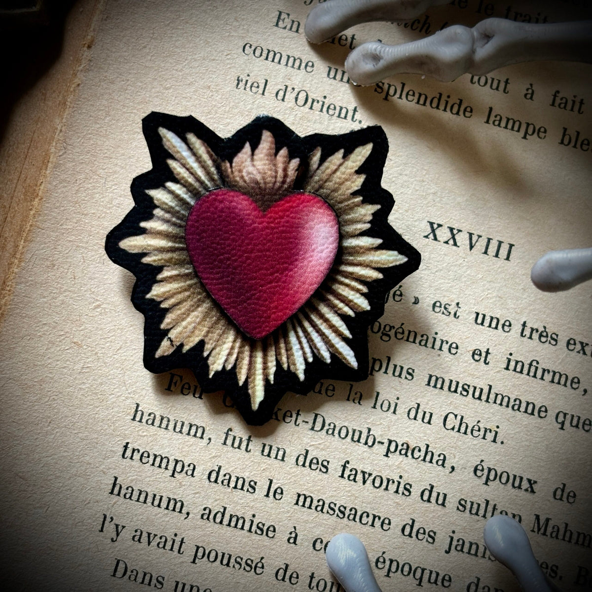 Broche. Sacré Cœur. Bijou, pins.
