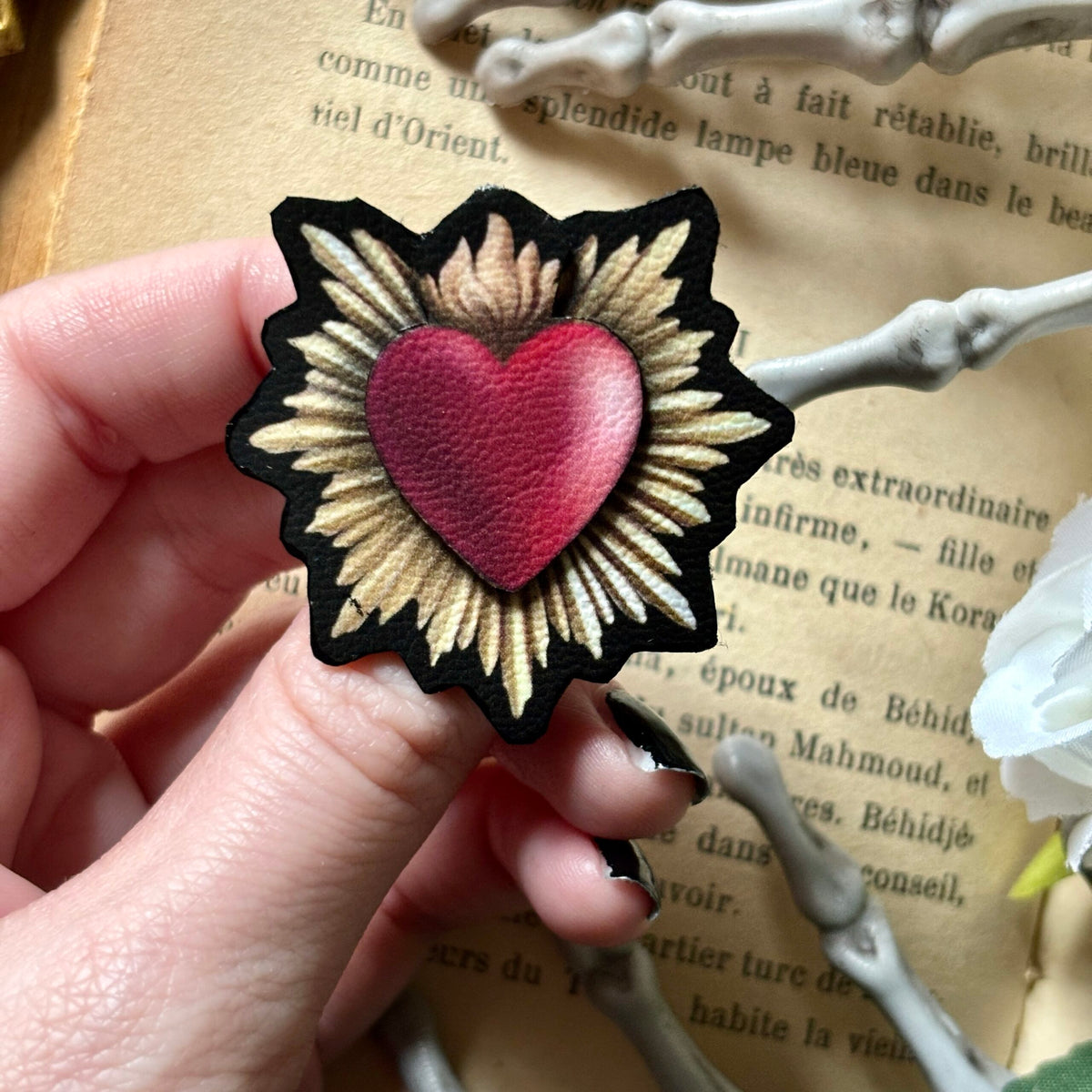 Broche. Sacré Cœur. Bijou, pins.