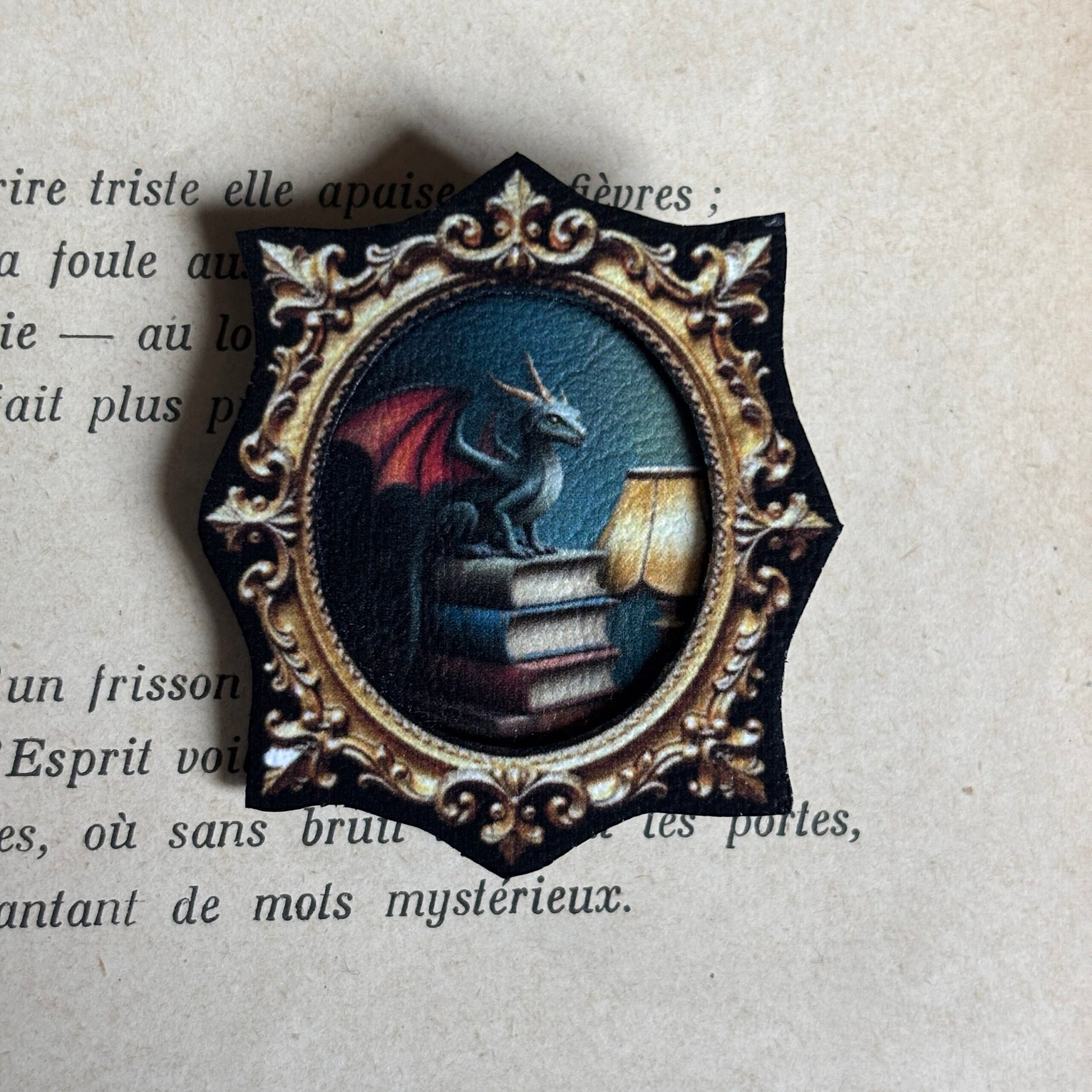 Broche. Le dragon écrivain