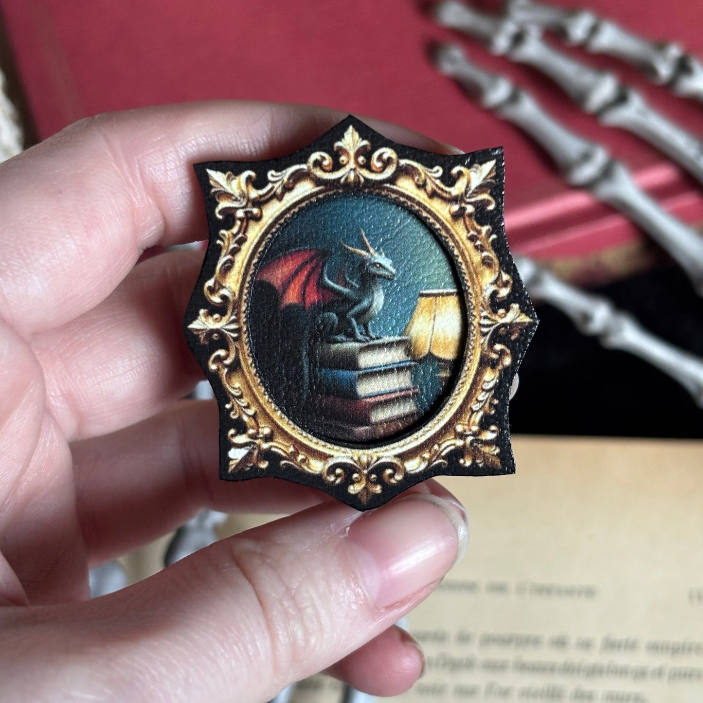 Broche. Le dragon écrivain