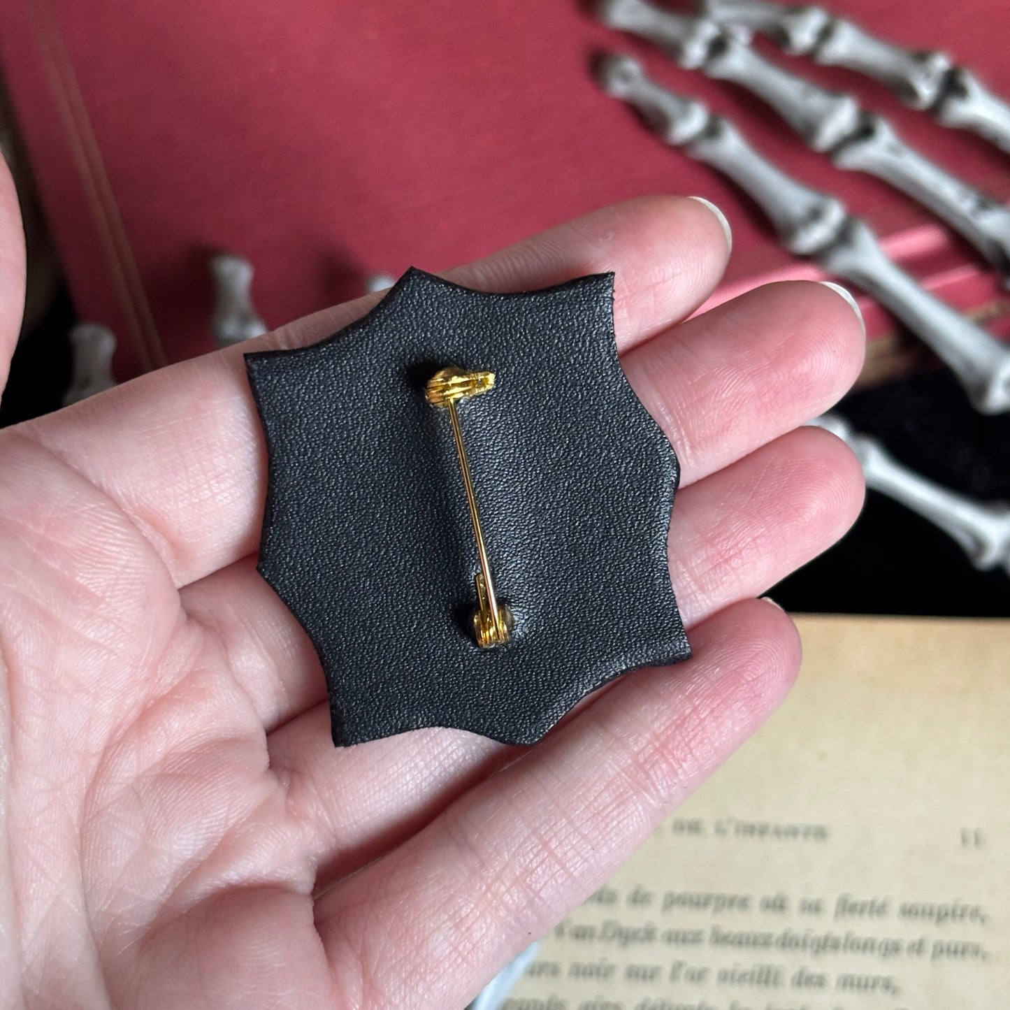 Broche. Le dragon écrivain