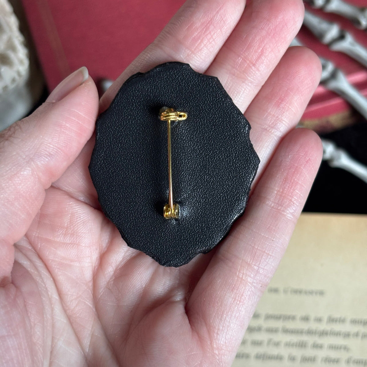 Broche. La lune des grenouilles