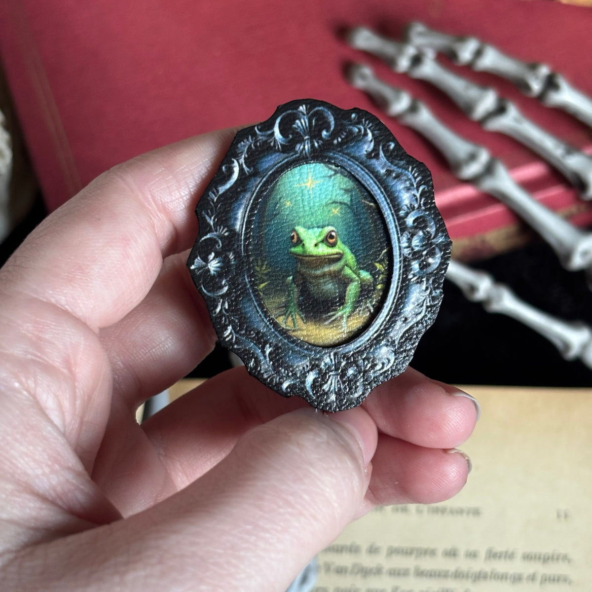 Broche. La lune des grenouilles