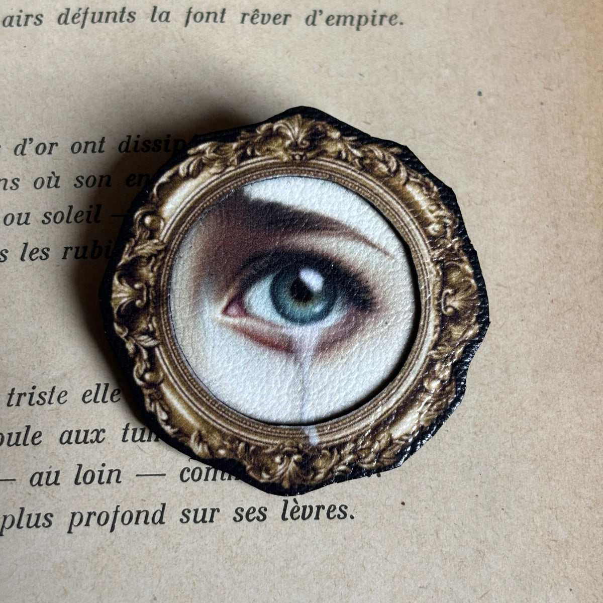 Broche. La pleureuse