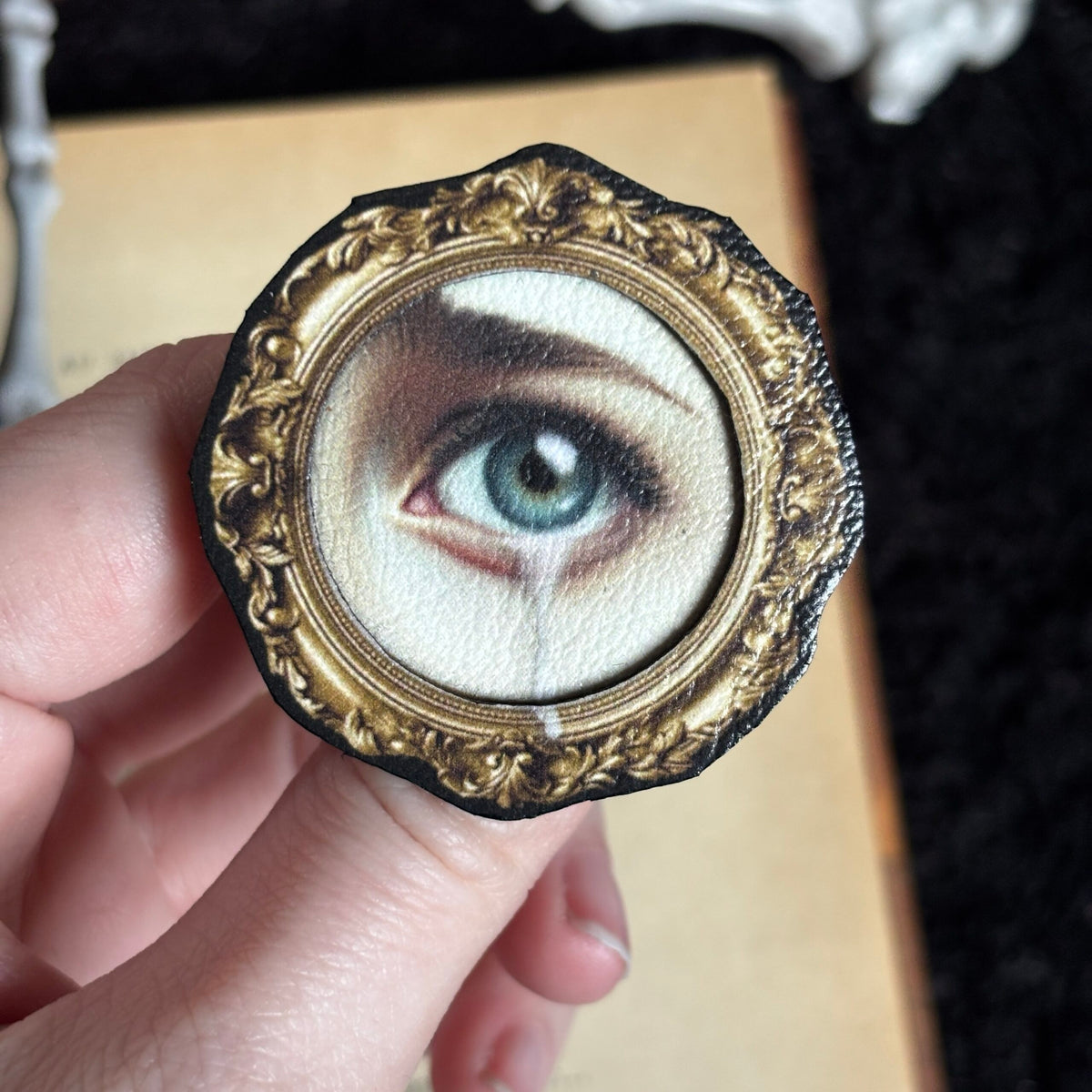 Broche. La pleureuse