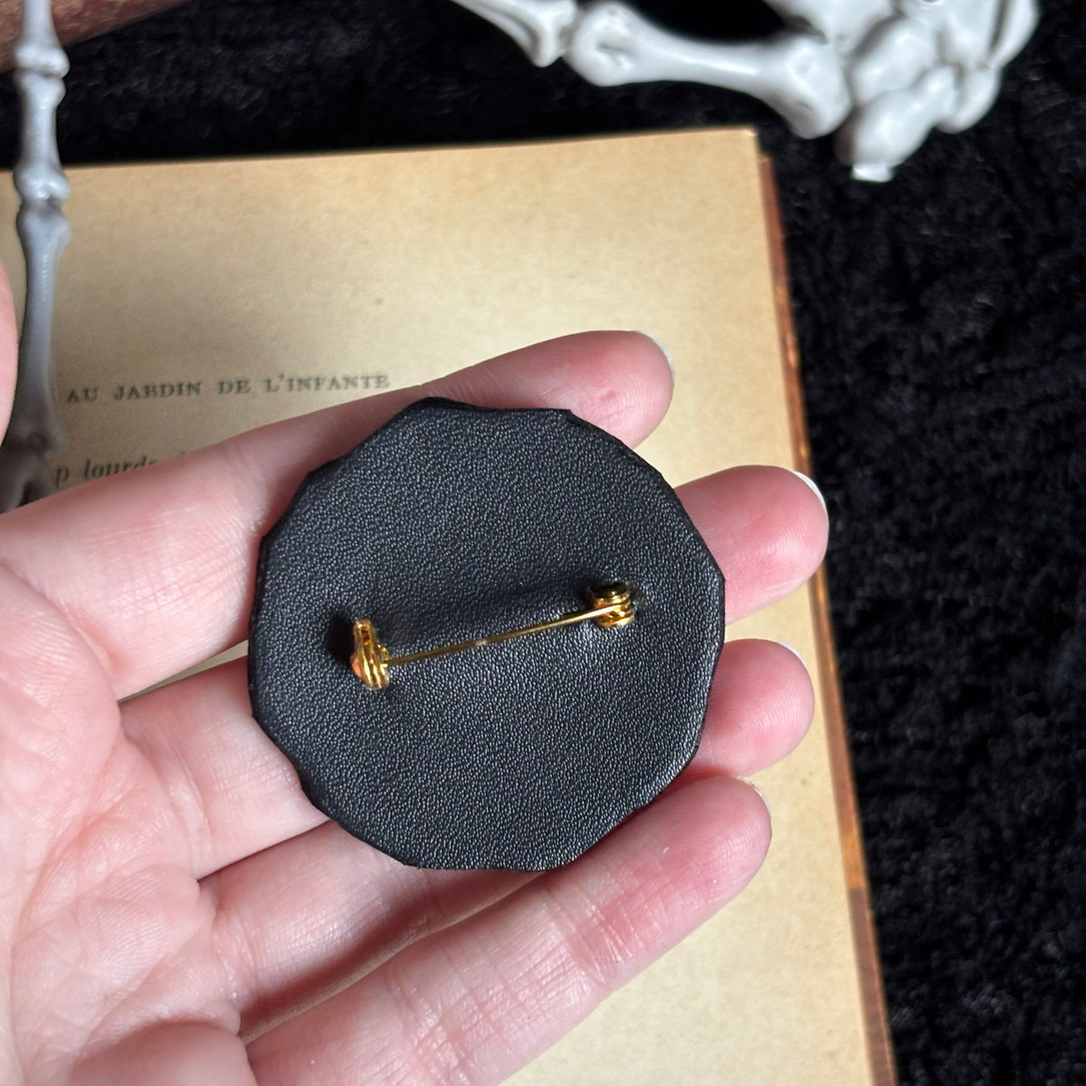 Broche. La pleureuse