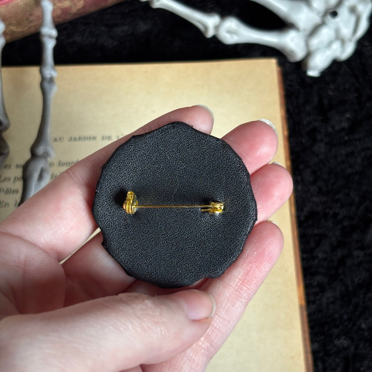Broche. Larmoyante