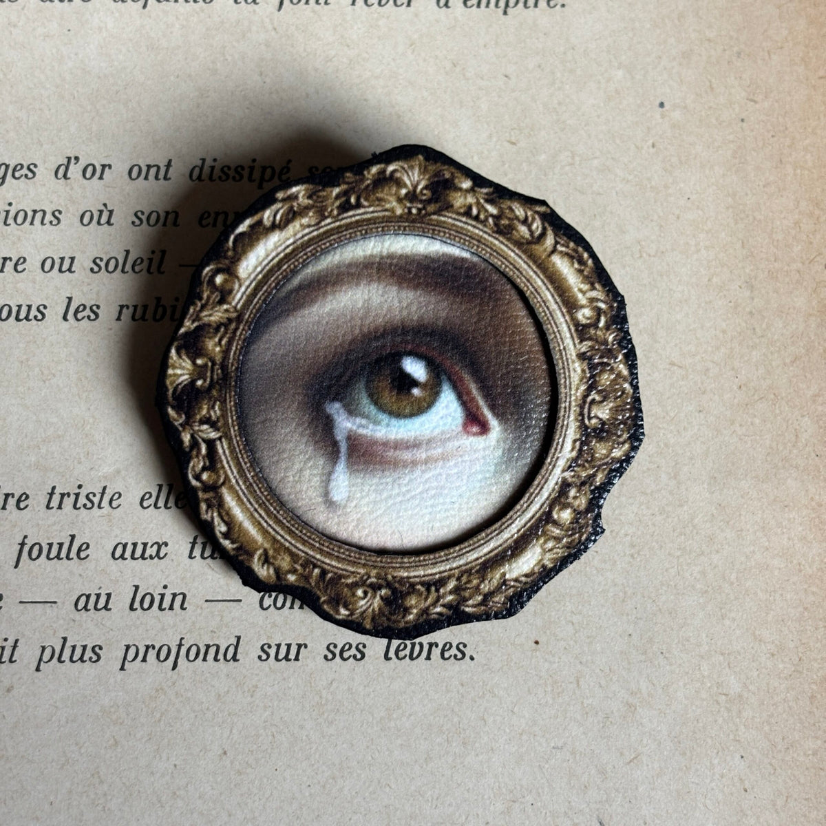 Broche. Larmoyante