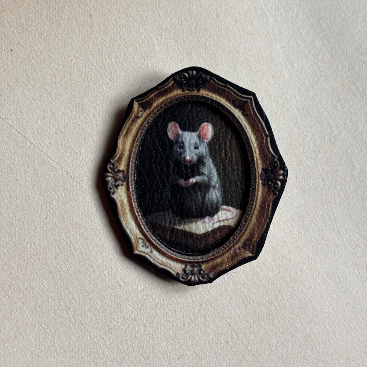 Broche. Rat de Bibliothèque