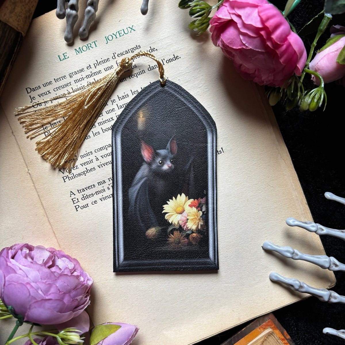 Des fleurs pour Dracula. Marque page illustration mystique, chauve souris et fleurs