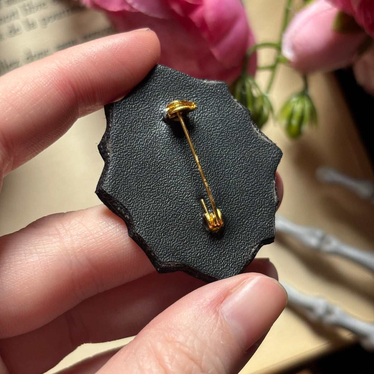 Broche. Une nuit sous les cerisiers