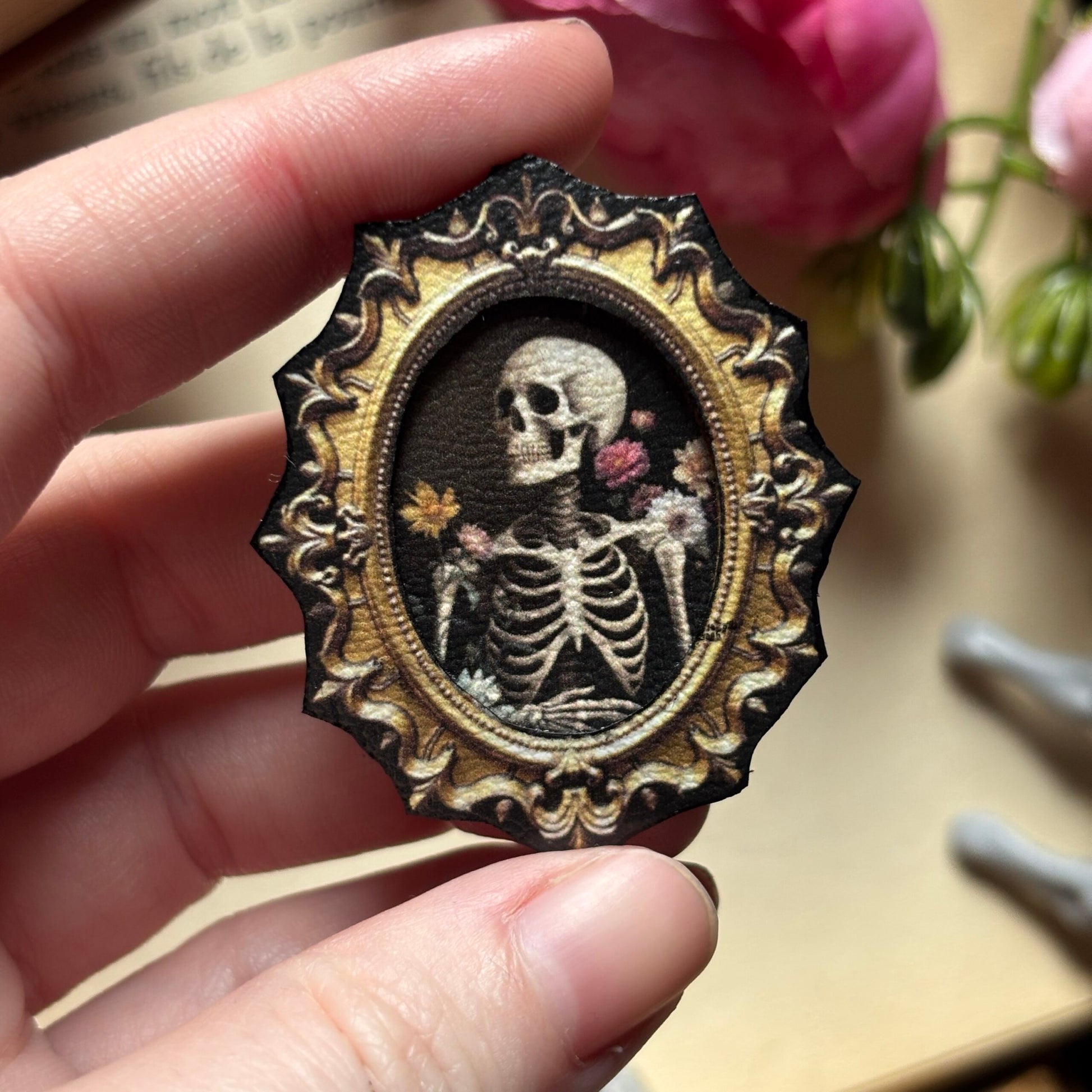 Broche. Le Comte aux fleurs