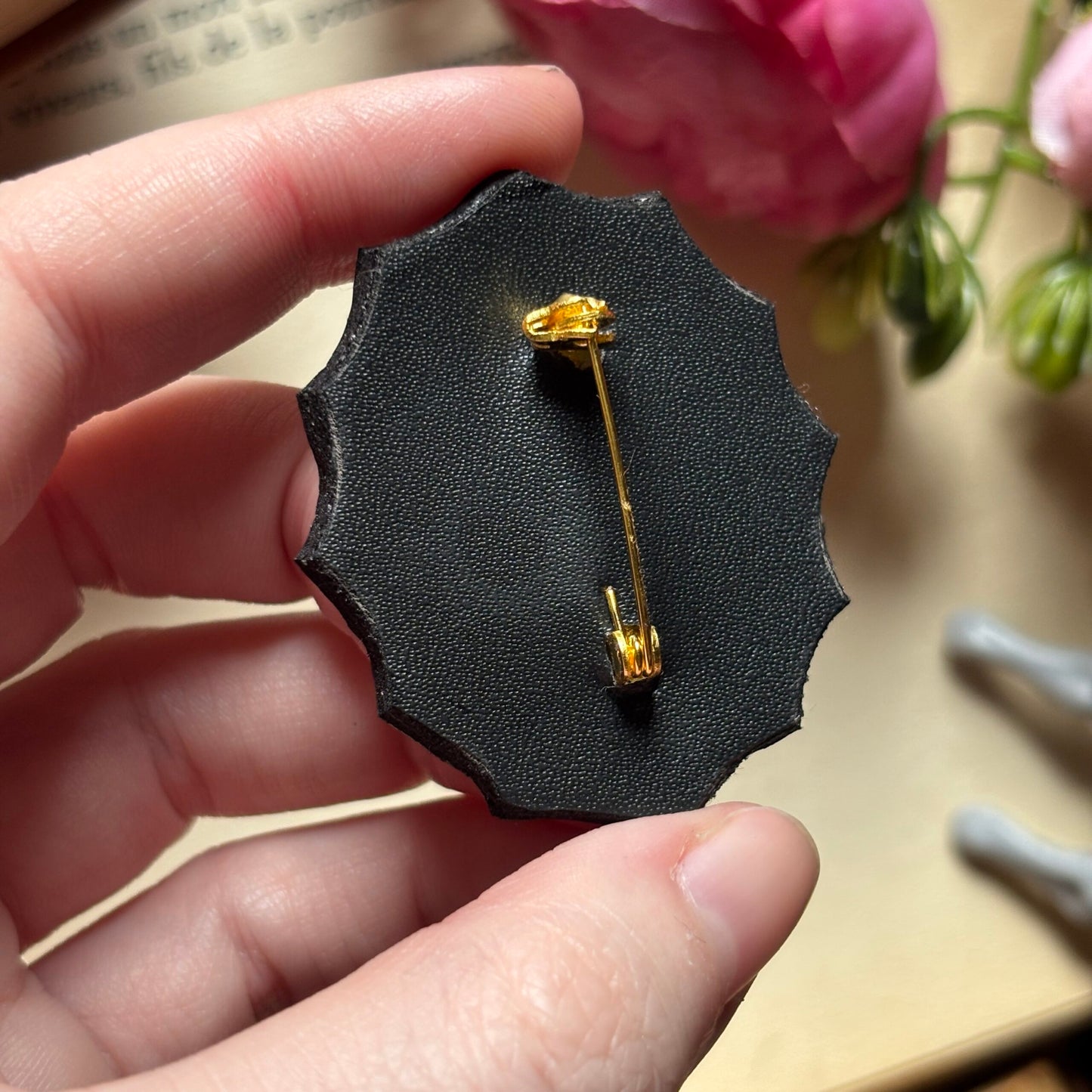 Broche. Le Comte aux fleurs