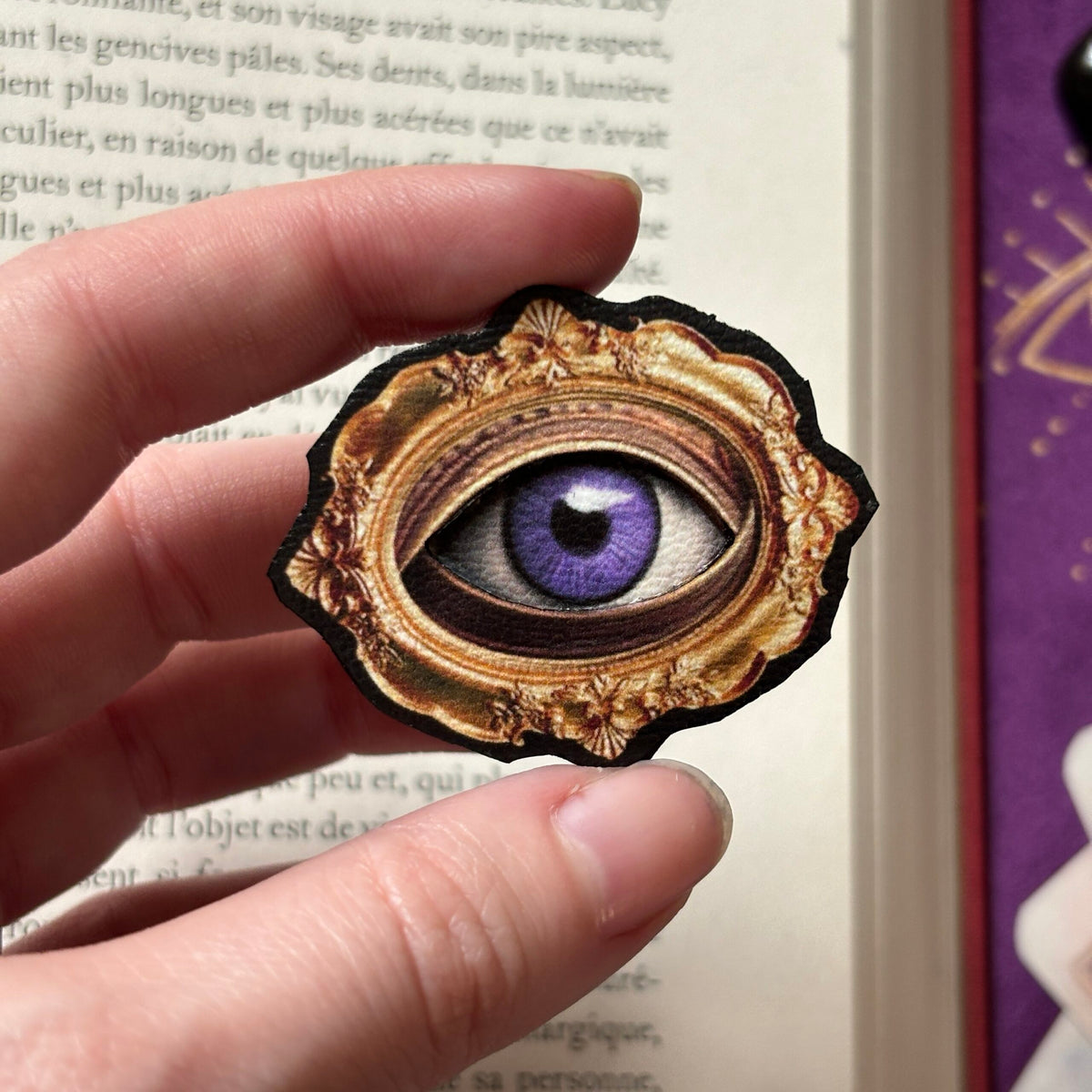 Broche. Œil. Bijou, pins