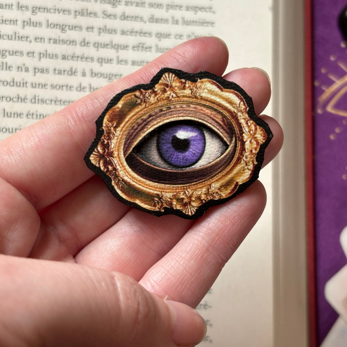 Broche. Œil. Bijou, pins