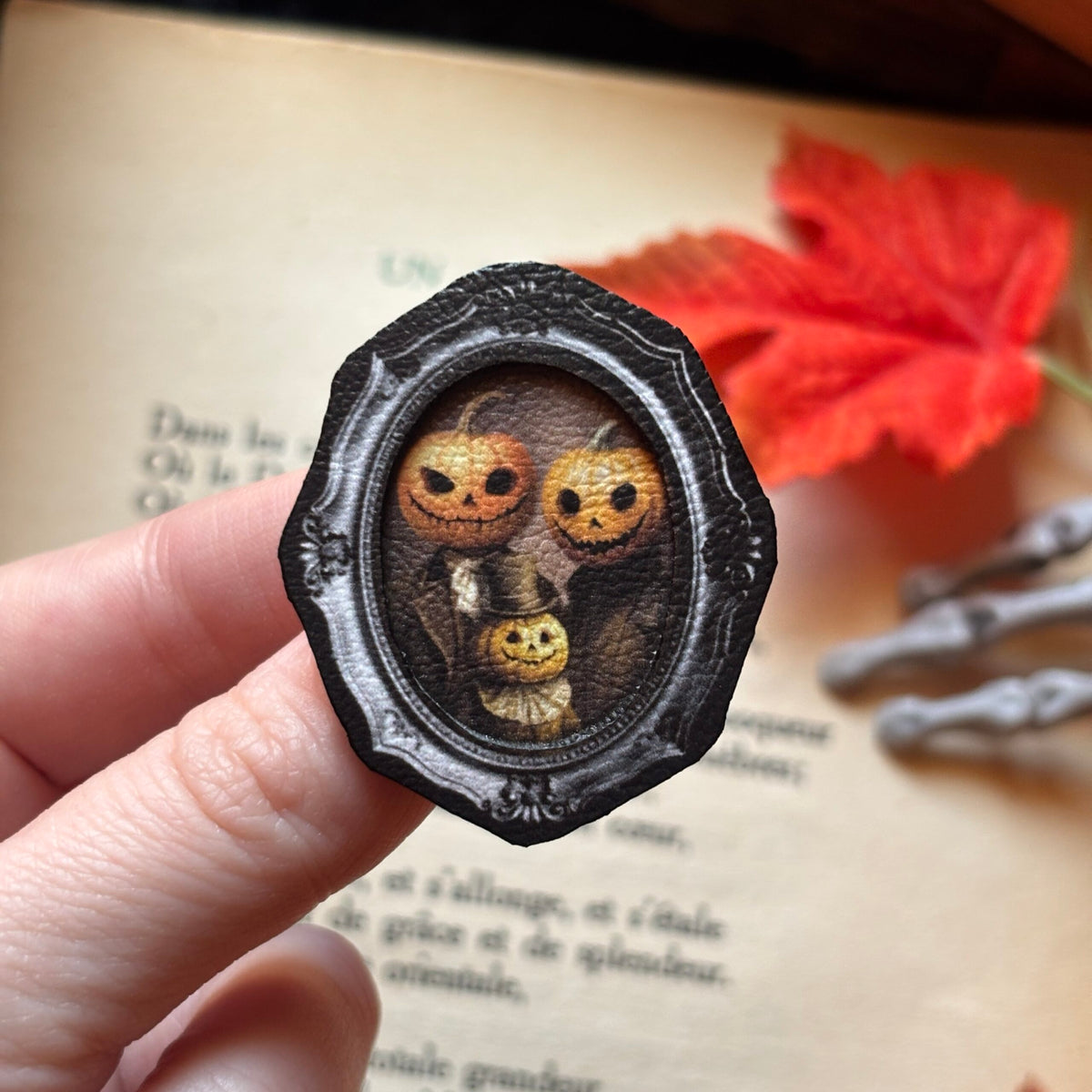 Broche. Portrait de famille citrouille
