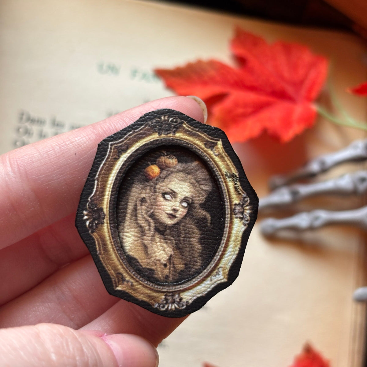 Broche. La Sorcière de Samhain