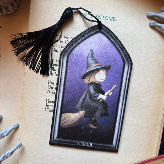 La Petite Sorcière. Illustration sorcière sur son balai. Marque Page / Décoration