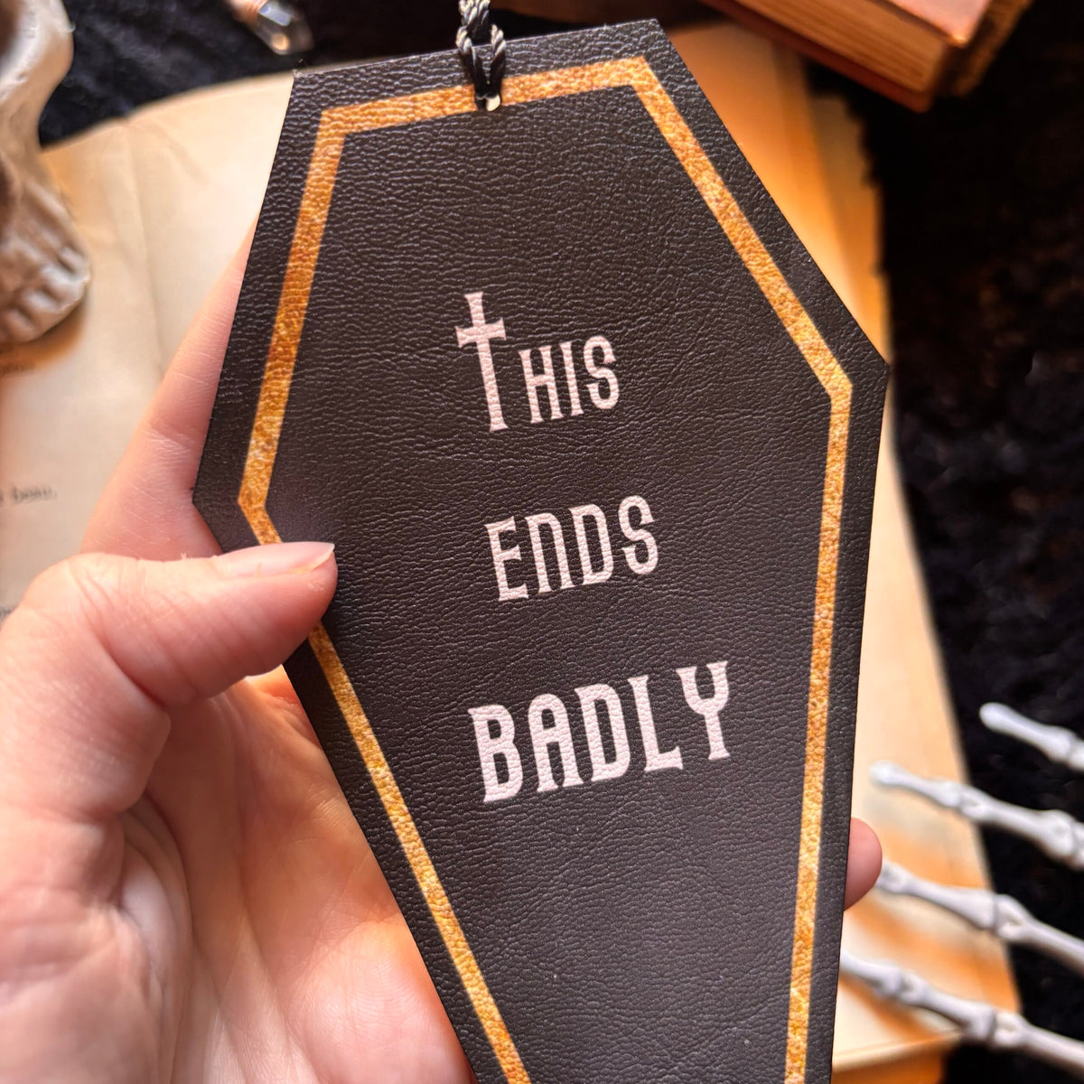 This ends badly. Marque Page en forme de cercueil. Humour noir