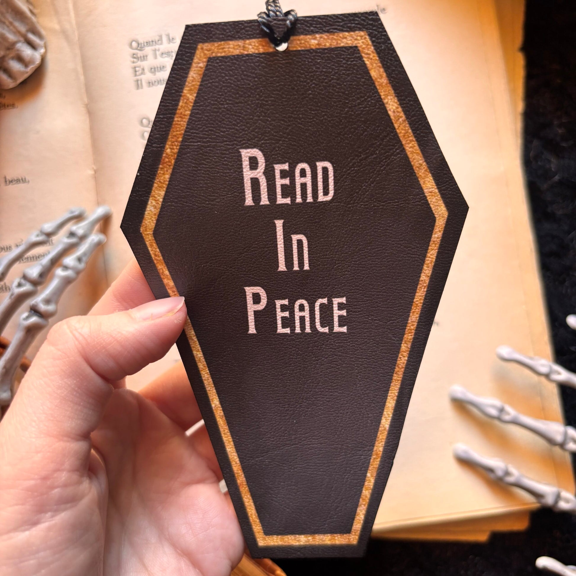 Read in Peace. Marque Page en forme de cercueil. Humour noir