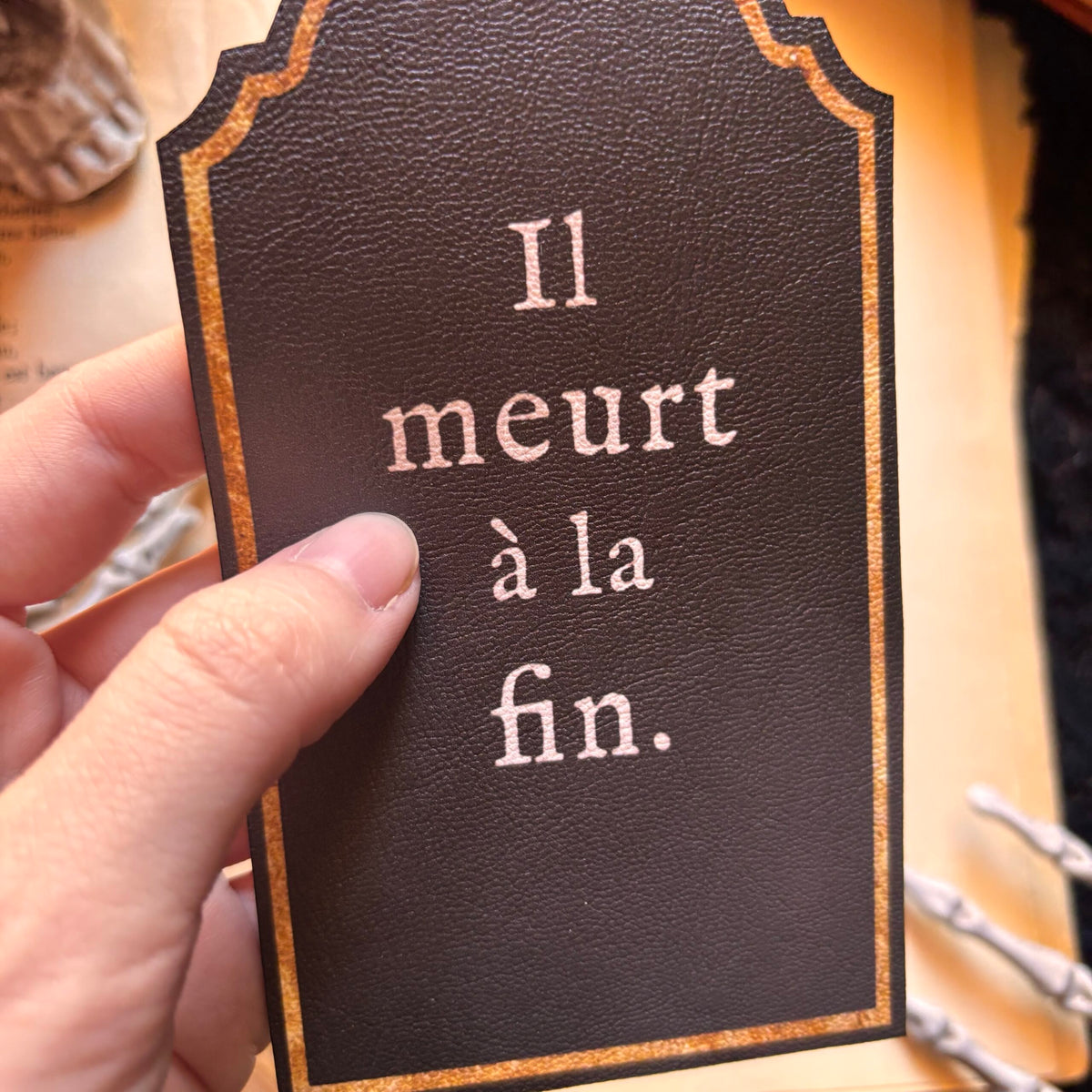 Il meurt à la fin. Marque Page forme tombe, citation. Humour noir