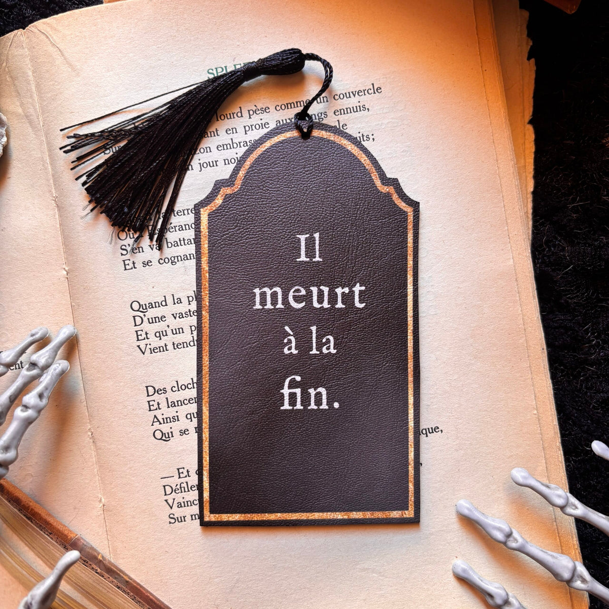 Il meurt à la fin. Marque Page forme tombe, citation. Humour noir