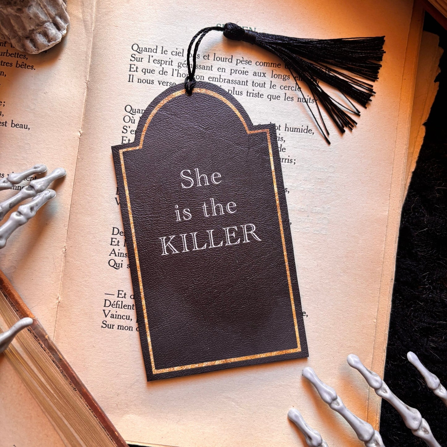 She is the killer. Marque Page forme tombe, citation. Humour noir