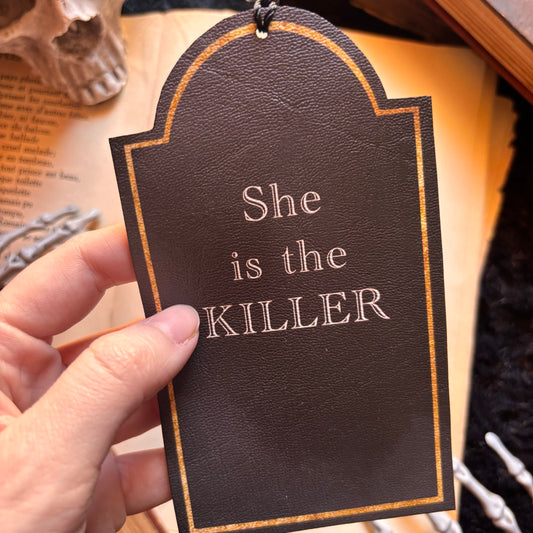 She is the killer. Marque Page forme tombe, citation. Humour noir