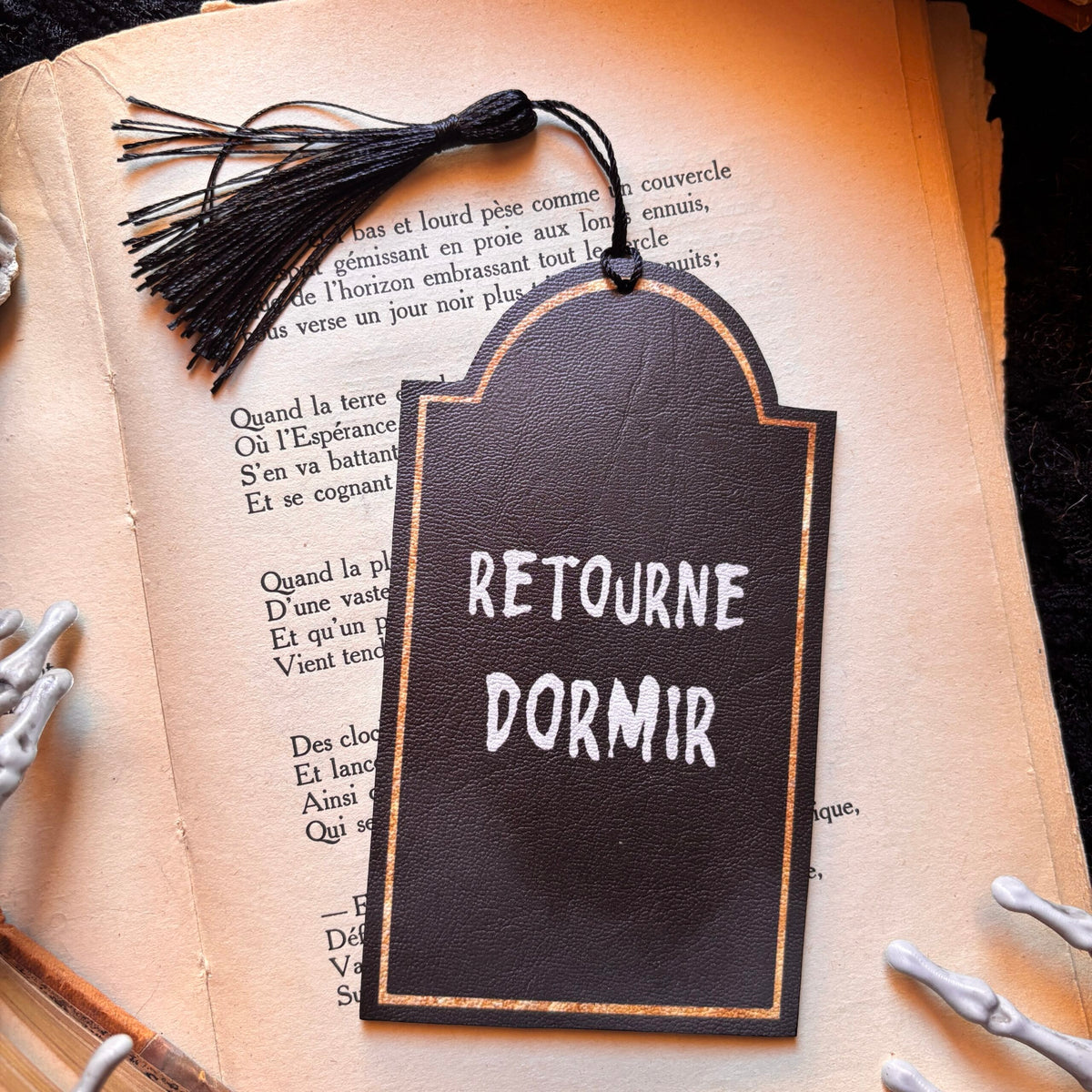 Retourne dormir. Marque Page forme tombe, citation. Humour noir