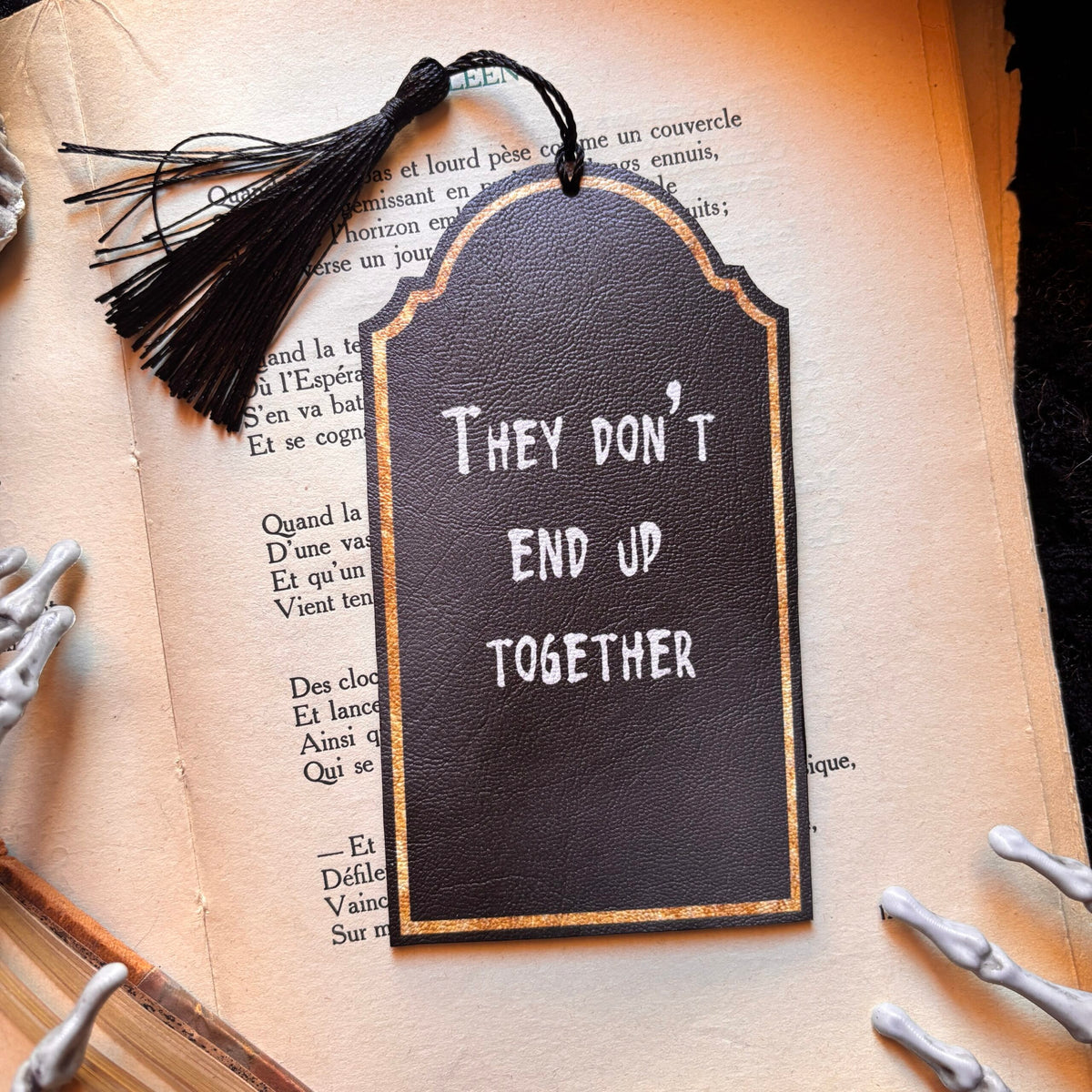 They don’t end up together. Marque Page forme tombe, citation. Humour noir